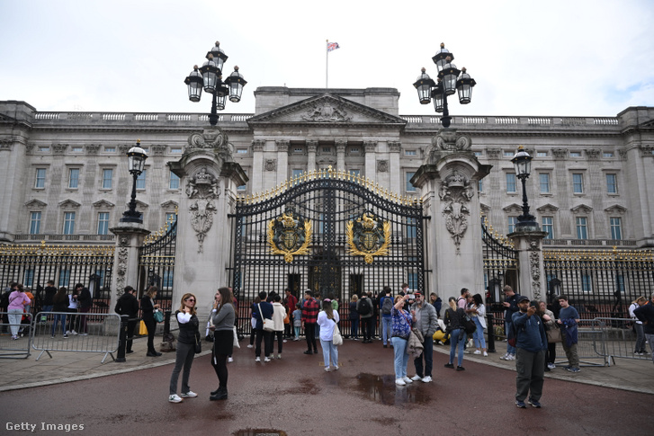 A Buckingham-palota előtt gyülekeznek a turisták 2022. szeptember 8-án