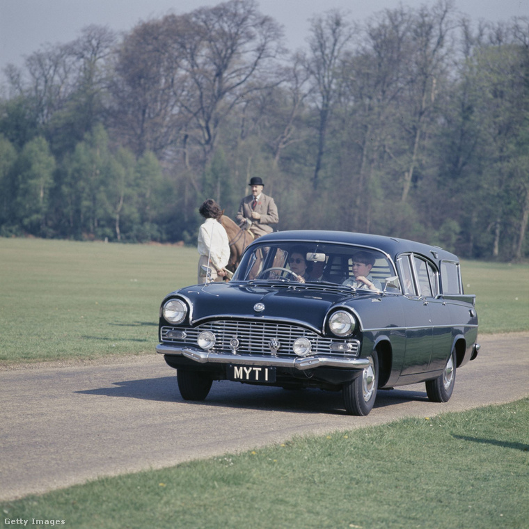 1968-as kép, az autó egy Vauxhall Cresta PA, amely a kor amerikai autóitól merített ihletet, főként a Buick Specialtól