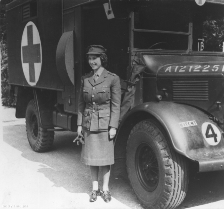 Itt éppen a mentő mellett áll egyenruhában szintén 1945 áprilisi a kép