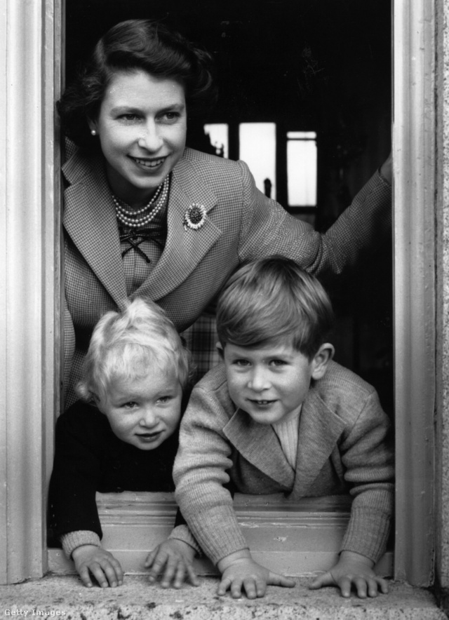 A 3 éves Károly húga, Anna és édesanyja társaságában 1952-ben.