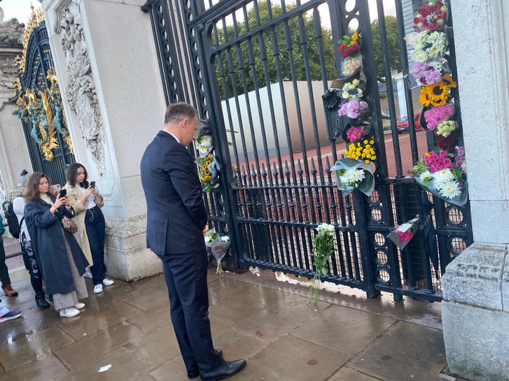 Kumin Ferenc is elhelyezte az emlékezés virágait a Buckingham-palotánál