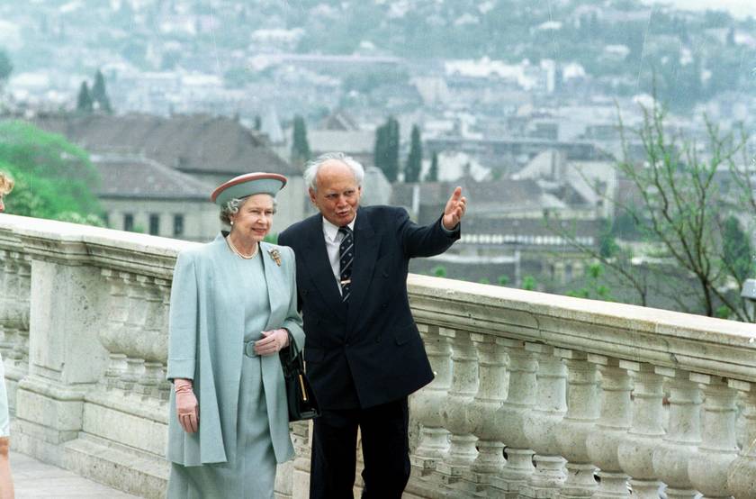 Erzsébet királynő és Fülöp herceg május 4-én Göncz Árpád köztársasági elnök és felesége társaságában rövid sétát tett a Budavári Palota teraszán.