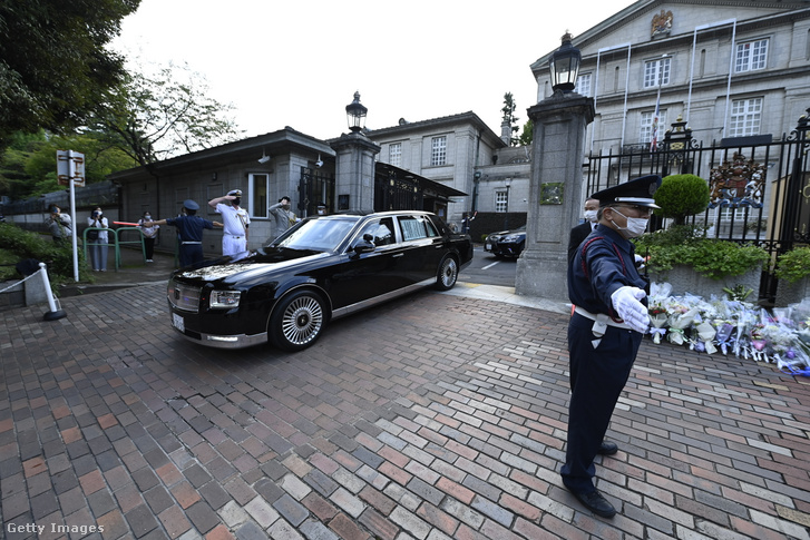 Fumio Kisida japán miniszterelnök autója elhagyja Nagy-Britannia nagykövetségét a királynő halála utáni látogatását követően 2022. szeptember 8-án Tokióban