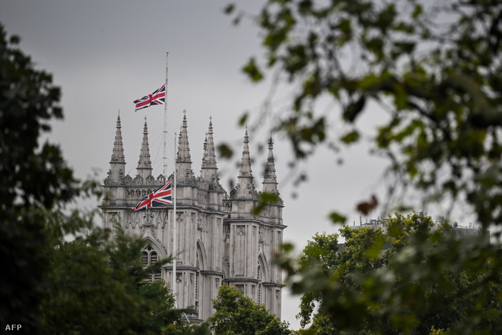 Nagy-Britannia zászlója félárbócon lobog a Westminster apátság tetején 2022. szeptember 9-én