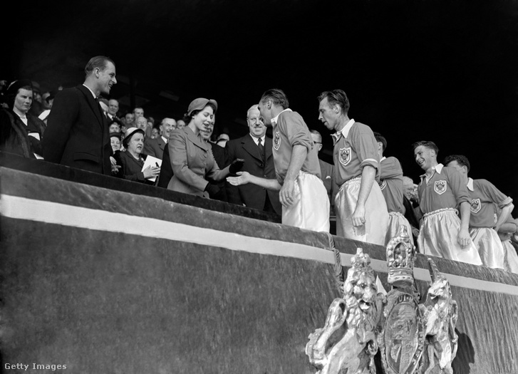 Stanley Matthews átveszi FA-kupa-győztes-érmét II. Erzsébet királynőtől 1953. május 2-án