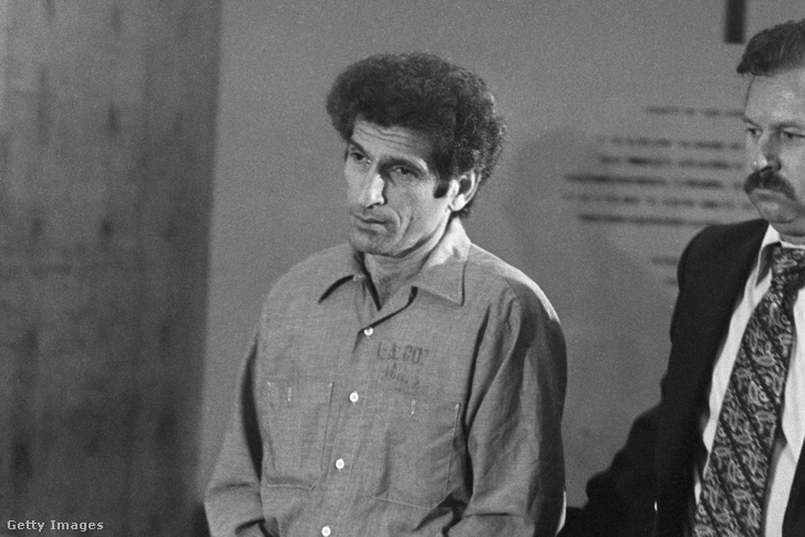 Angelo Bueno elhagyja a bíróság épületét, miután ártatlannak vallotta magát 1979. november 30-án