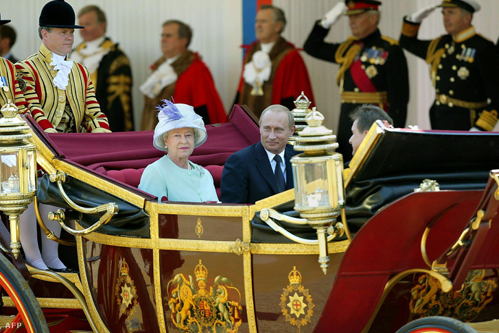 II. Erzsébet királynő és Vlagyimir Putyin 2003. június 24-én Londonban