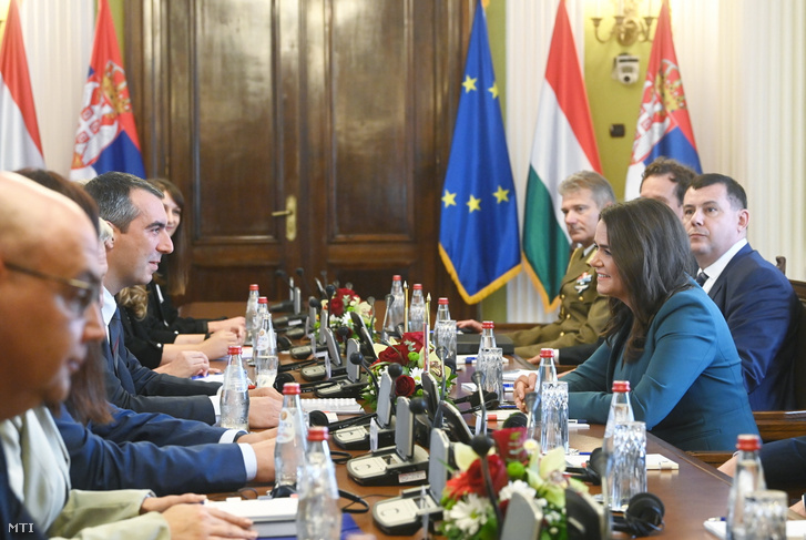 Novák Katalin köztársasági elnök hivatalos belgrádi látogatásán megbeszélést folytat Vladimir Orlics szerb nemzetgyűlési elnökkel (b középen) a nemzetgyűlés épületében 2022. szeptember 9-én
