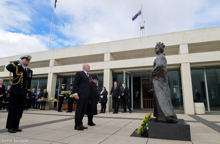 David Hurley megkoronázta a királynő szobrát 2022. szeptember 8-án Ausztráliában
