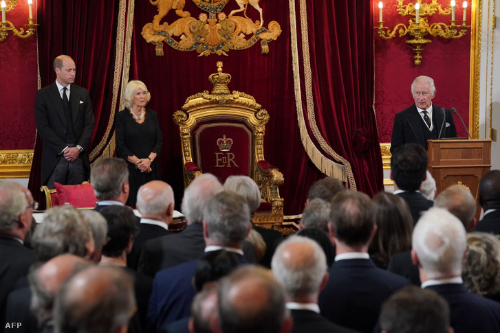 Vilmos herceg, Kamilla királynő és III. Károly király beszédet mond a londoni Szent Jakab-palotában 2022. szeptember 10-én