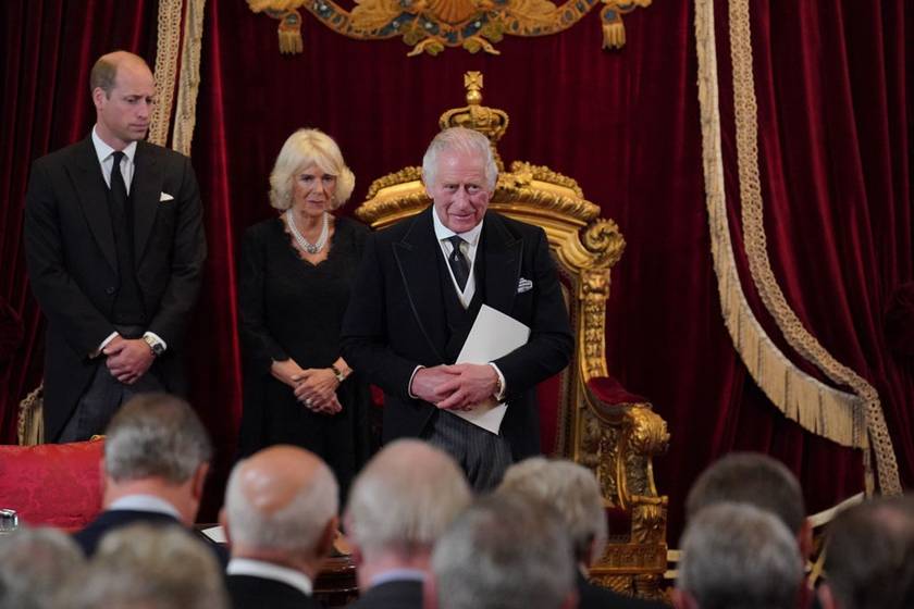 2022. szeptember 10. III. Károly király, Camilla királynő és Vilmos wales-i herceg a Szent Jakab-palota tróntermében.