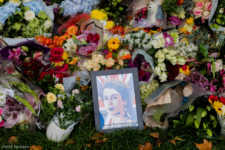 II. Erzsébet királynő képe virágcsokrokkal körülvéve a Green Parkban, Londonban 2022. szeptember 10-én