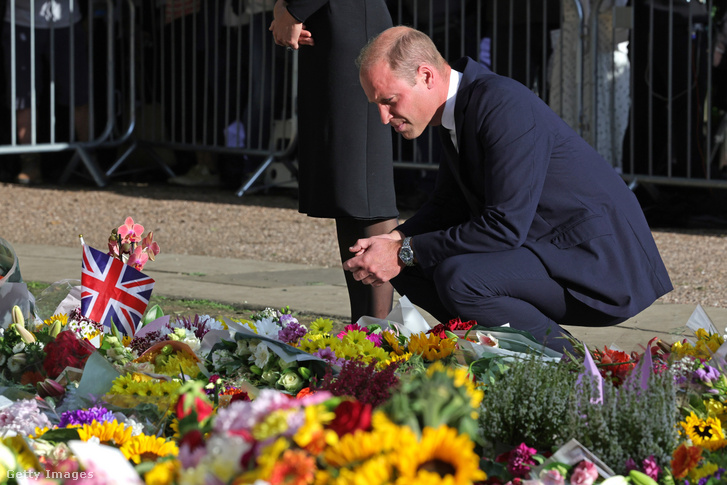 Vilmos herceg nézi az elhelyezett virágokat 2022. szeptember 10-én az angliai Windsorban