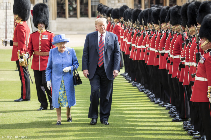 Donald Trump korábbi amerikai elnök és II. Erzsébet brit királynő a windsori kastélyban 2018. július 13-án