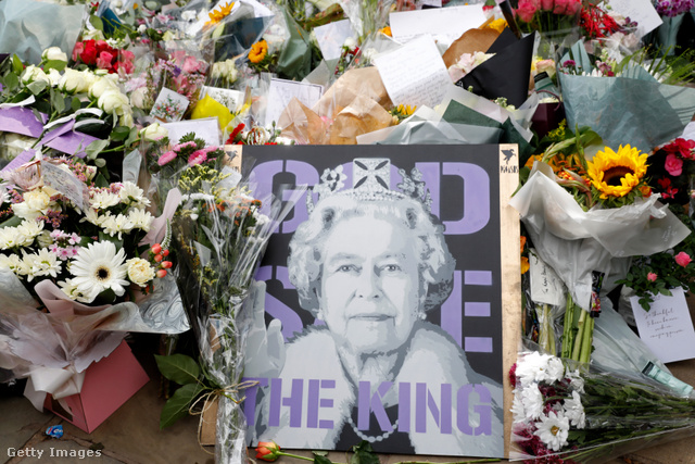 A Buckingham palota előtt már most is gyülekeznek a II. Erzsébettől búcsúzók üzenetei