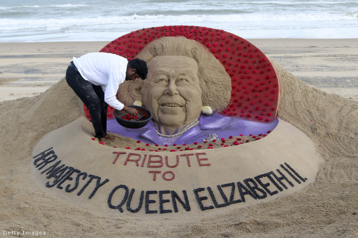 II. Erzsébet homokszobra a kelez-indiai Puri strandon 2022. szeptember 10-én