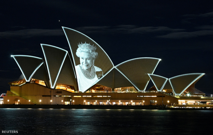 Erzsébet brit királynő képe világít a Sydney-i Operaház vitorláján 2022. szeptember 9-én