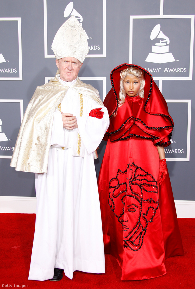 Nicki Minaj a pápa hasonmásával a Grammy-gálán