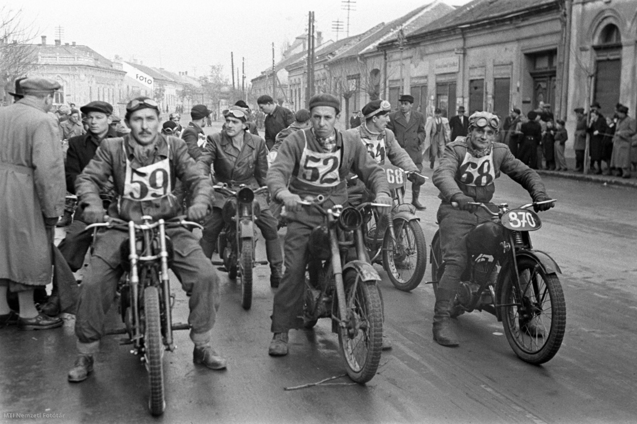 Nyíregyháza, 1951. november 26. A rajthoz készülnek a Szabolcs-Szatmár megyei motorverseny 125 köbcentiméteres kategóriájának résztvevői Nyíregyházán. A győztes Nemes Antal (Nyíregyházi Építők) lett.