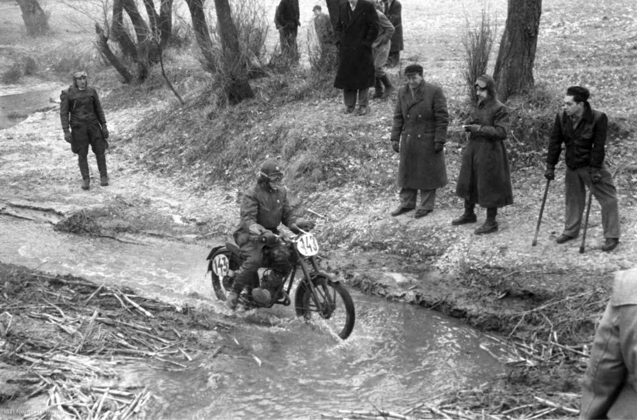 Magyarország, 1953. február 8. Motorkerékpáros résztvevő az országos terepbajnokságon. A felvétel készítésének pontos helyszíne ismeretlen.
