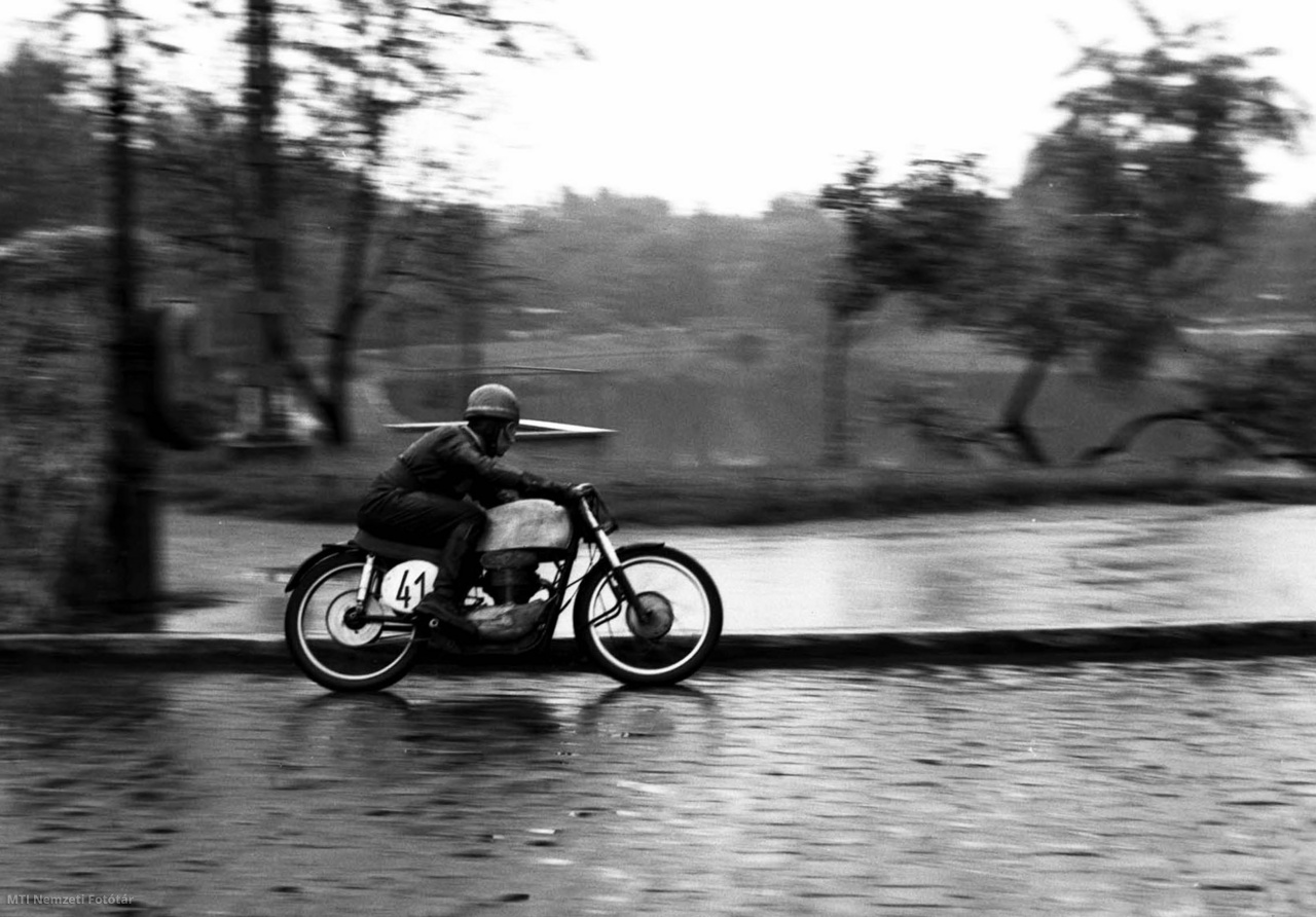 Budapest, 1954. június 6. Frantisek Bartos (Csehszlovákia) Zetka típusú motorjával versenyez a Városligetben megrendezett nemzetközi gyorsasági motorkerékpár-versenyen a 125 kcm-es géposztályban.