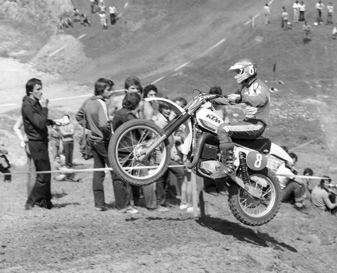 Ajka, 1979. június 24. A 250 cm3-es géposztály harmadik helyezettje, az Ajkáról érkező Somogyi József versenyez a Motocross Országos Bajnokság második fordulójában június 24-én az ajkarendeki pályán.