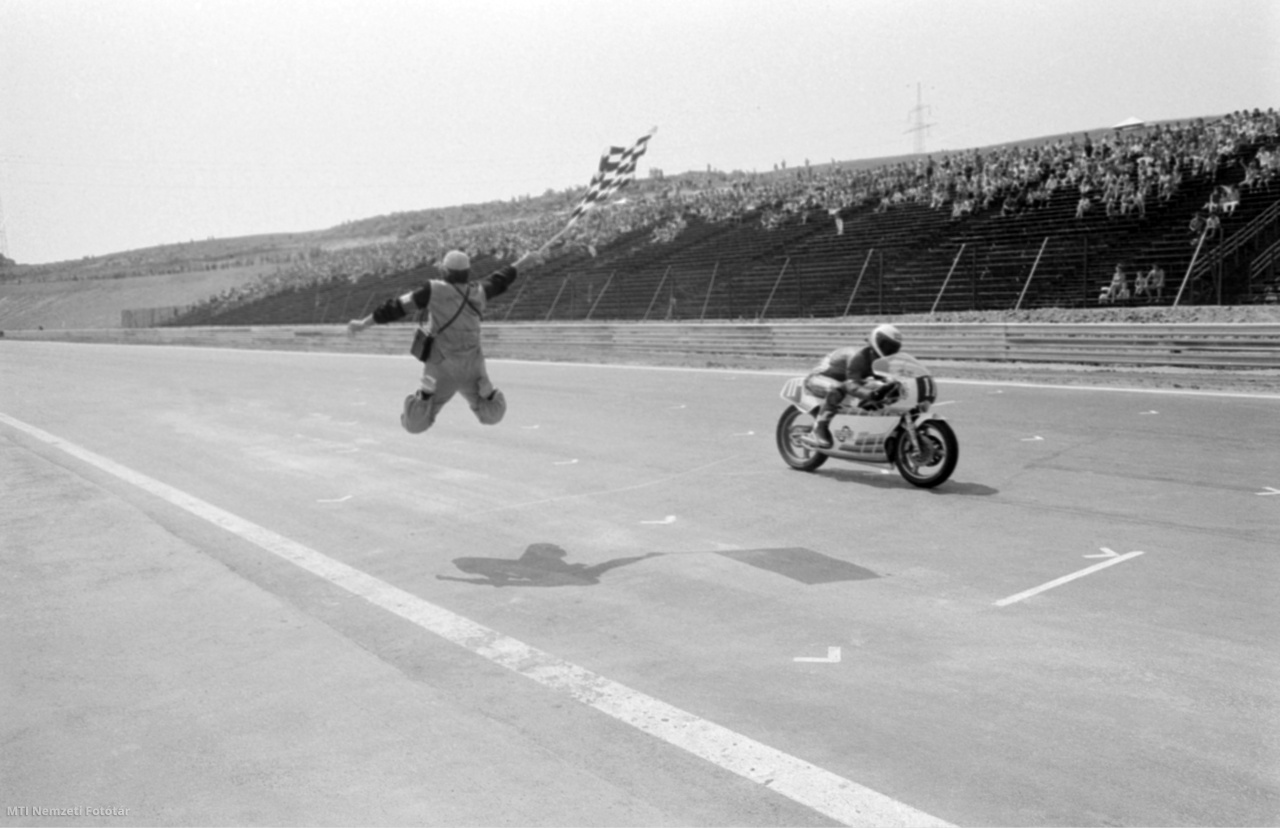 Mogyoród, 1986. június 15. Motorversenyző és a rajtzászlós a Drapál János motoros emlékversenyen a Hungaroringen, melyet a motorversenyt követően avatott fel Urbán Lajos közlekedési miniszter.