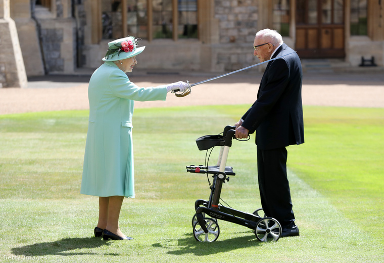 II.Erzsébet királynő találkozása Sir Thomas Moore-al (Tom kapitánnyal), 2020-ban.