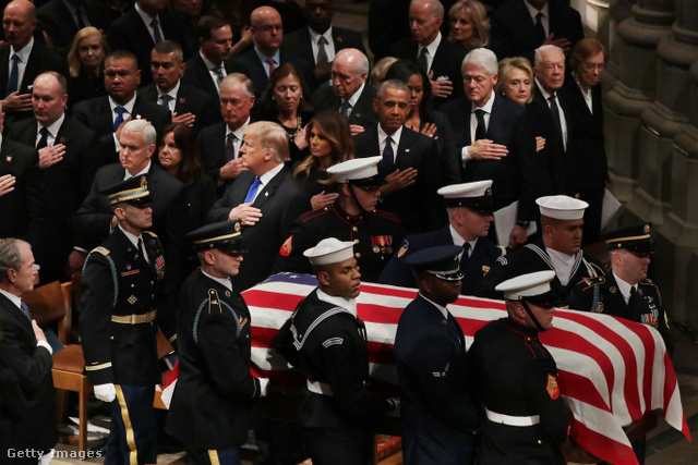 Donald Trump regnáló elnök és elődei George H. W. Bush elnök állami temetésén 2018-ban