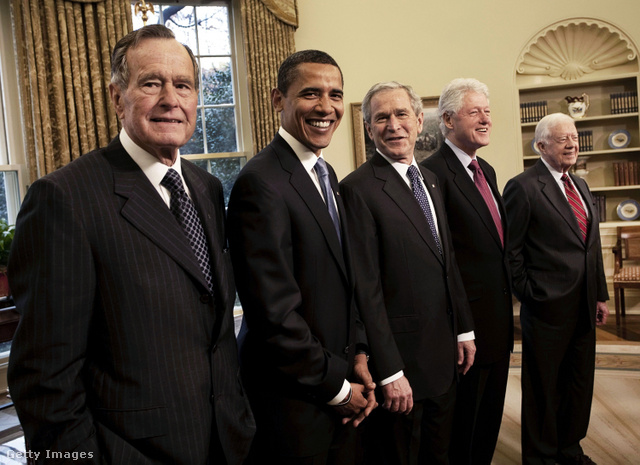 Barack Obama elnök négy elődje (Jimmy Carter, George H. W. Bush, Bill Clinton, és George W. Bush) társaságában az Ovális Irodában 2009-ben