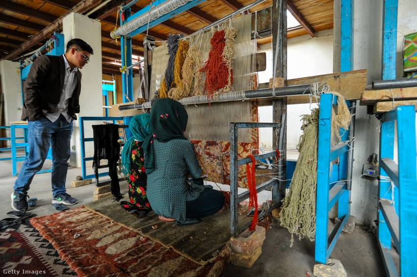A kabuli Rug Factory látható a képen, amely brit támogatással az afgán szőnyeggyártás megfiatalításán dolgozik. A szőnyeget itt is nők készítik (2019)