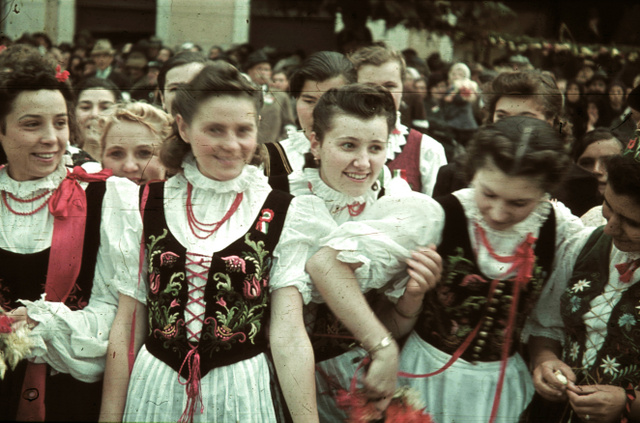 Lányok népviseletben Kézdivásárhelyen, a magyar csapatok bevonulása idején (1940)
