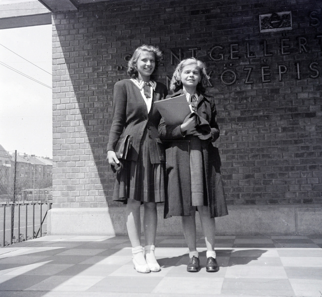 Gimnazista lányok a Szent Gellért Kereskedelmi Leány-középiskola bejáratánál 1943-ban