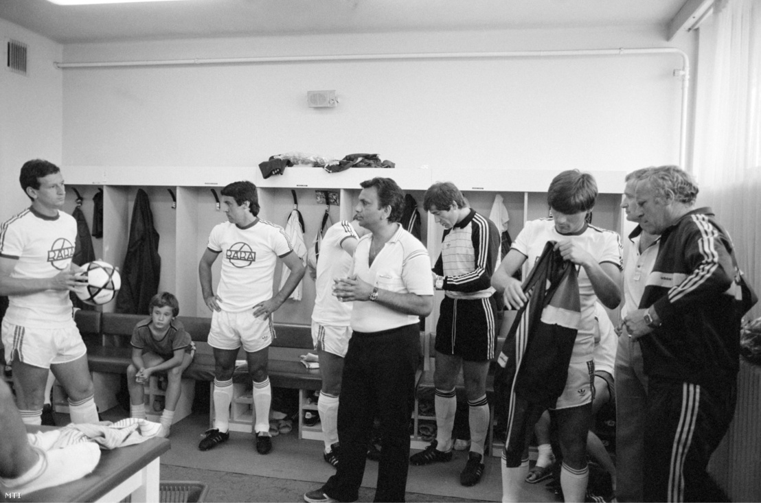 Verebes József, a Rába ETO edzője utolsó tanácsaival látja el csapatának játékosait az öltözőben a Rába ETO-Újpesti Dózsa labdarúgó-mérkőzés előtt Győrben