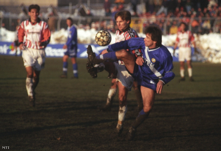 Illés Béla, az MTK játékosa próbálja levenni a labdát a Dunaferr-MTK /1:1/ labdarúgó-mérkőzésen a Professzionális Bajnokság 14. fordulóján 1999. november 20-án