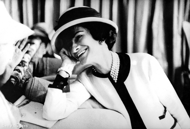 Coco Chanel kosztümjével és a „kis feketével” forradalmasította a női divatot