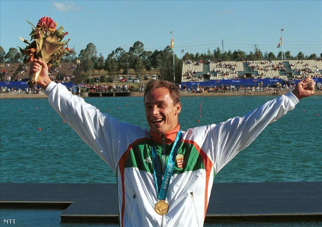 A kenu egyes 500 méteren olimpiai bajnok Kolonics György ünnepel a pódiumon 2000. október elsején a sydneyi nyári olimpiai játékokon. Kolonics 2:24,81 perccel győzött.