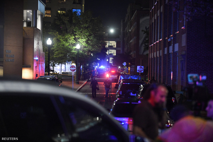 A bostoni rendőrség az Északkeleti Egyetem kampuszán, miután 2022. szeptember 13-án, késő este felrobbant egy csomag