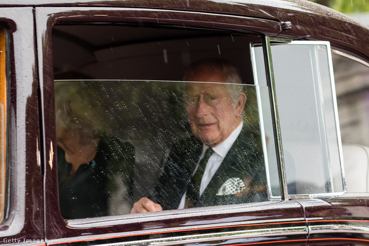 III. Károly király és Kamilla királyné visszatér a Buckingham-palotába 2022. szeptember 13-án