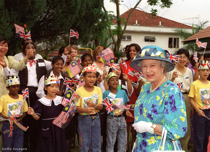 II. Erzsébet királynő a Shelter Home nevű árva gyerekeket befogadó központban