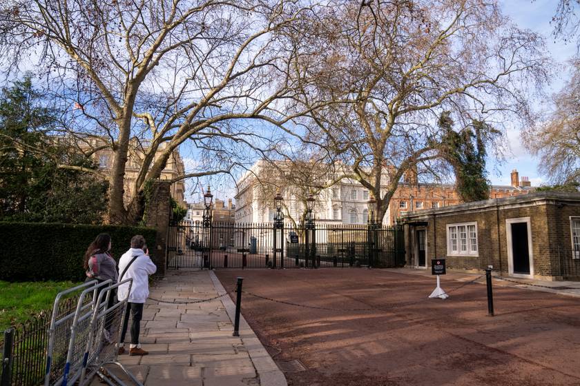 A képen látható fehér épület a Clarence House, onnét költözik ki Károly király és Kamilla királyné a Buckingham-palotába. A két rezidencia nincs messze egymástól.