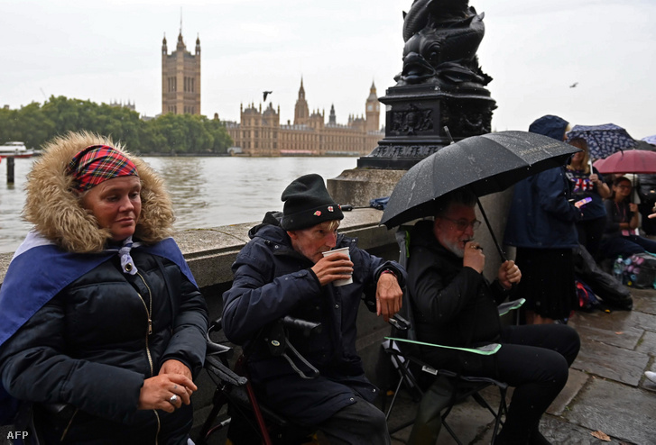 Esőben várakozók a Westminster-palotánál 2022. szeptember 13-án