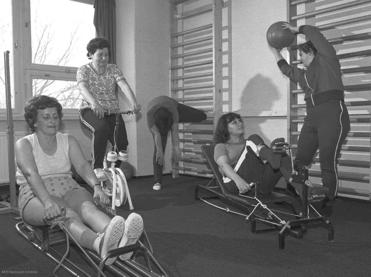 Budakalász, 1981. március 18. A Lenfonó- és Szövőipari Vállalat budakalászi üzemének munkásszállásán jól felszerelt kondicionálóteremben edzhetik magukat pihenőidőben a gyár dolgozói