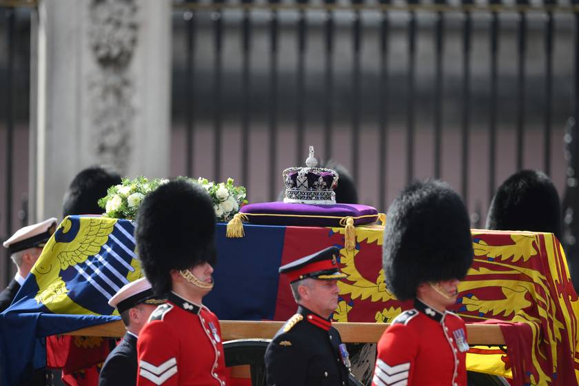 Erzsébet királynő koporsóját ma délután vitték át lovashintón a palotából a Westminster Hallba.