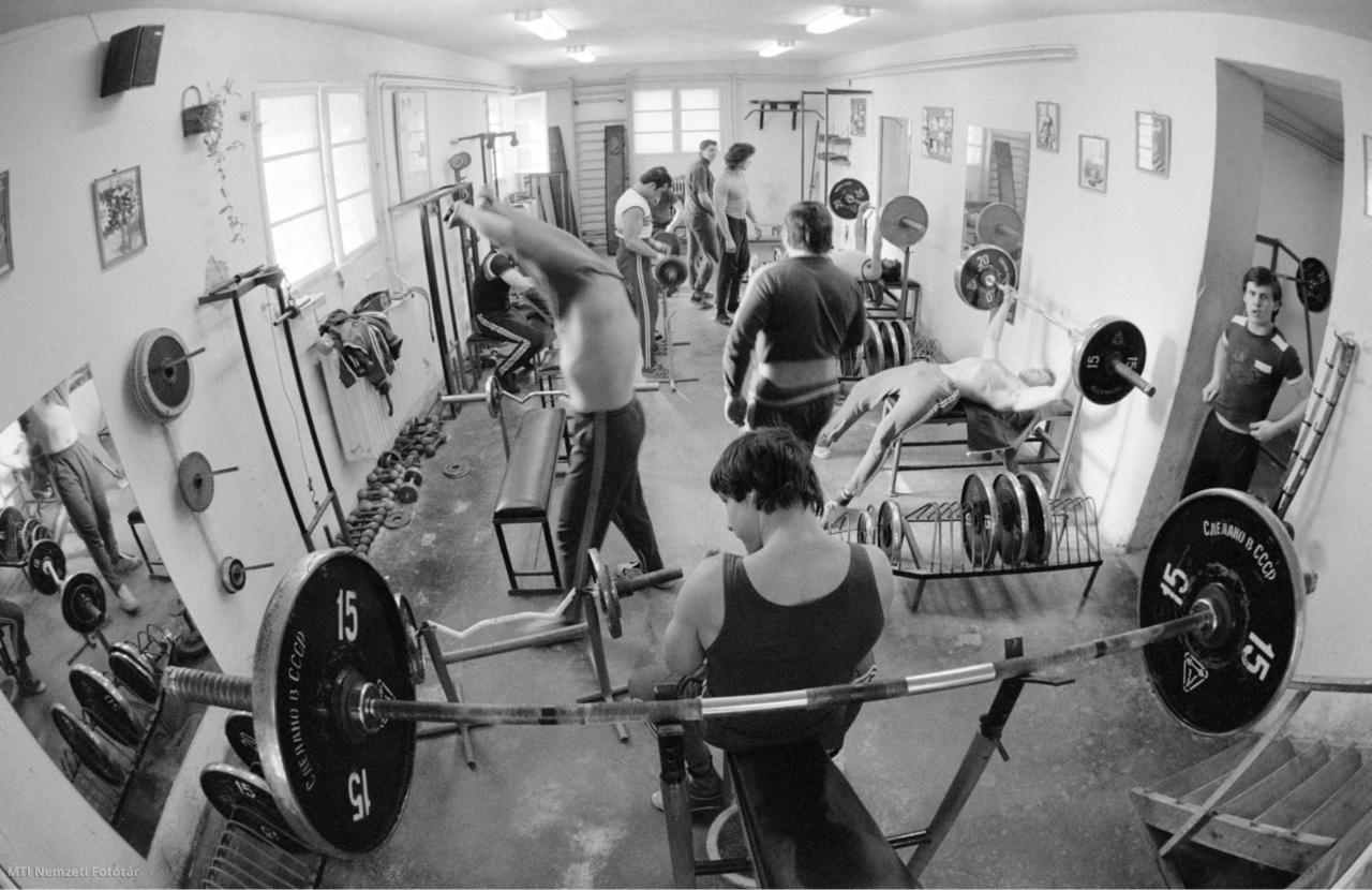Budapest, 1978. március 12. Fiatal férfiak edzenek, súlyt emelnek az Újpalotai Sport Egyesület (USE) kondicionálótermében