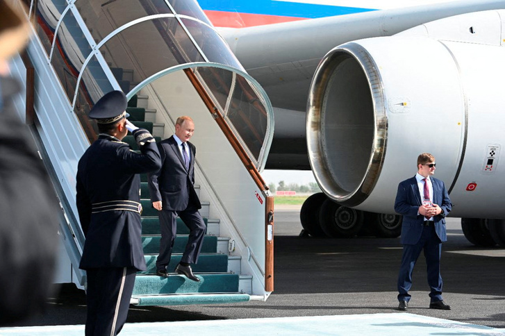 Vlagyimir Putyin megérkezik Üzbegisztánba 2022. szeptember 15-én