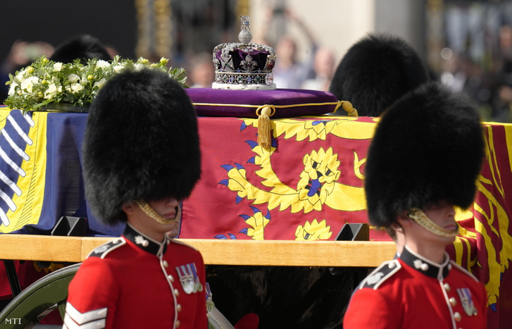 II. Erzsébet brit királynő koporsóját, rajta a királyi koronával ágyútalpon a londoni királyi rezidenciáról, a Buckingham-palotából a Westminster-csarnokba viszik 2022. szeptember 14-én