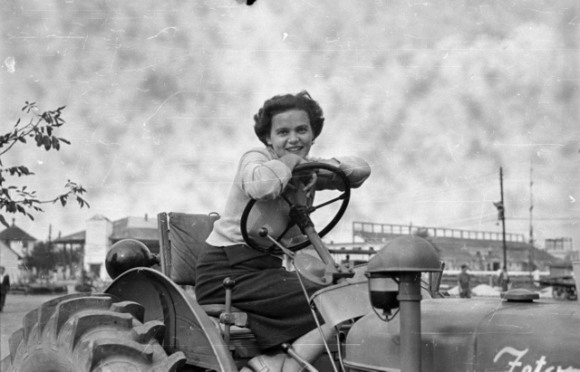 Traktoros nő 1956-ban