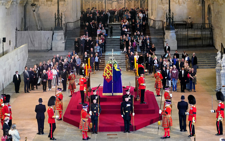 II. Erzsébet királynő koporsója a Westminster Hallban 2022. szeptember 15-én