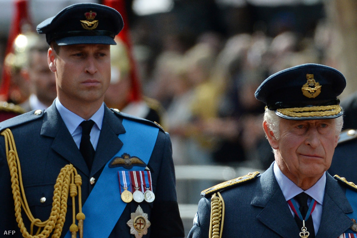 III. Károly király és Vilmos herceg II. Erzsébet királynő koporsója mögött sétál 2022. szeptember 14-én